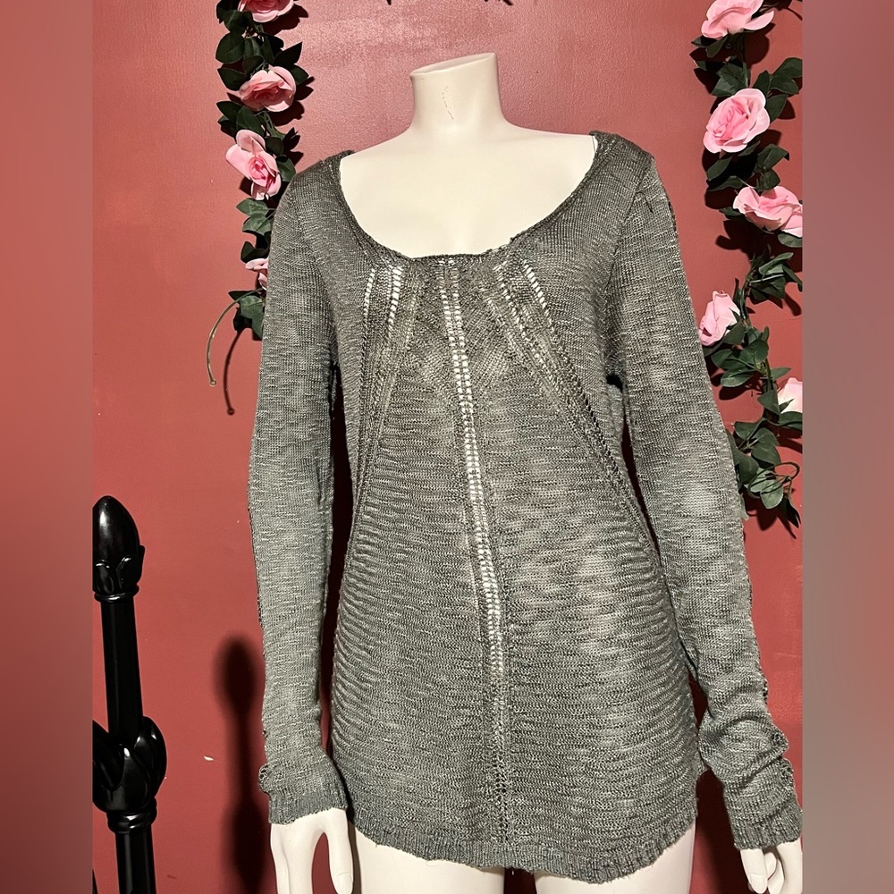Beautiful Pink Rose  green top. Size L. Stretch.